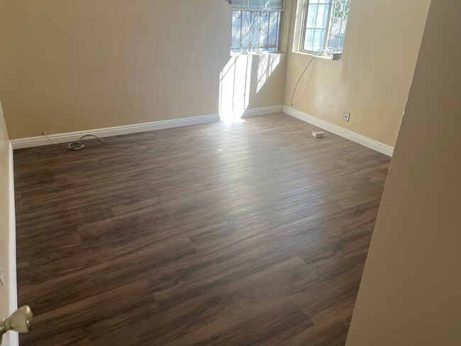 Photo - 1423 W 106th St