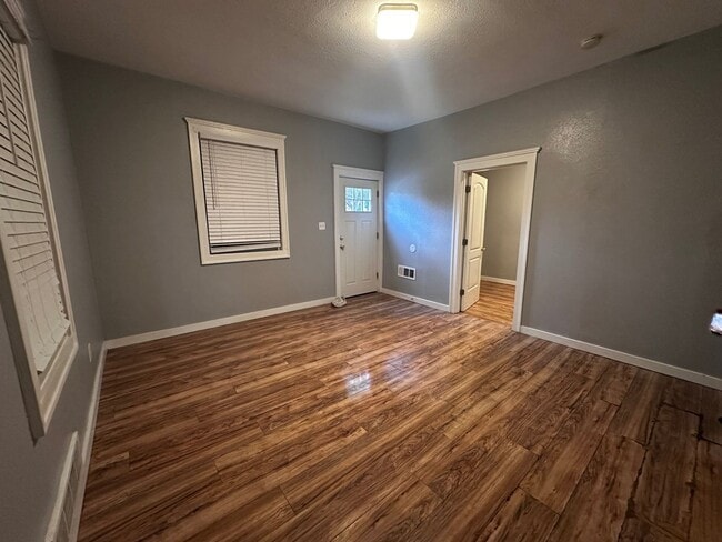 Building Photo - Beautifully Refreshed Three-Bedroom Single-Family Home in Park West