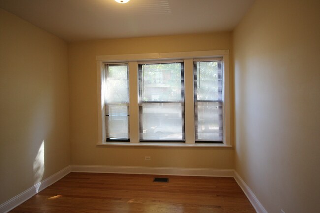 Photo - 2410 W Winnemac Ave Unit 2