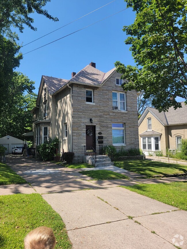 Building Photo - New carpet, new paint. 1 bedroom in upper ... Unit 3 Rental