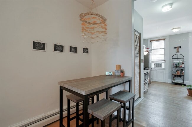 Photo - 402 Monroe St