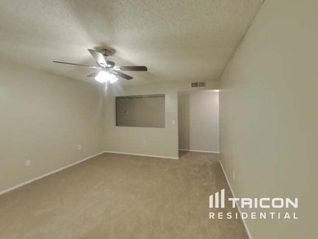 Photo - 828 N Pine Ct