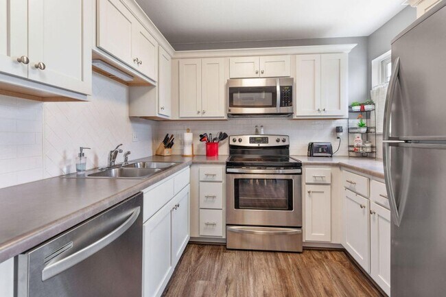 Photo - Beautifully Furnished with Modern Furnishi... Unidad # B