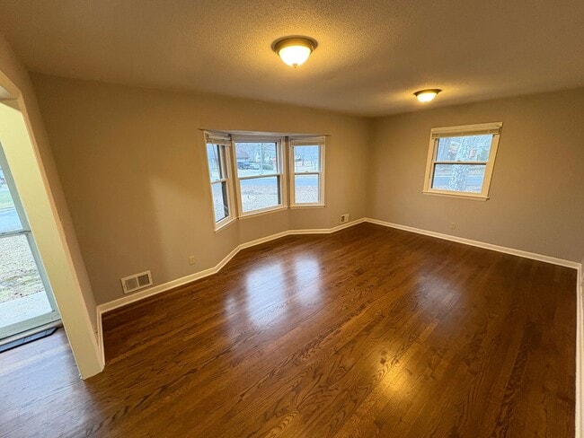 Photo - Huge Corner Lot in Grandview!! - 3 Bed / 2 Bath Split-Entry w/ Fenced Yard