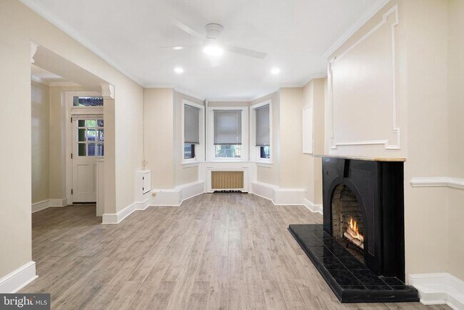 405 Constitution Ave NE