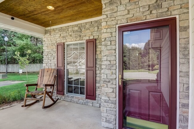 Photo - 893 W Pointe Dr