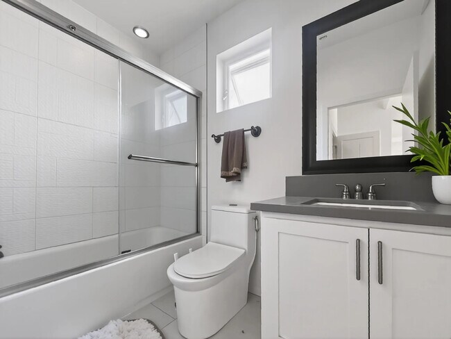 Photo - 1171 W 37th Pl Unidad 1171 W 37th Pl - 6B5B