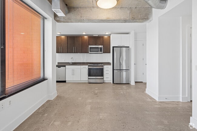 1BR, 1BA - 720SF - Dining Room / Living Room