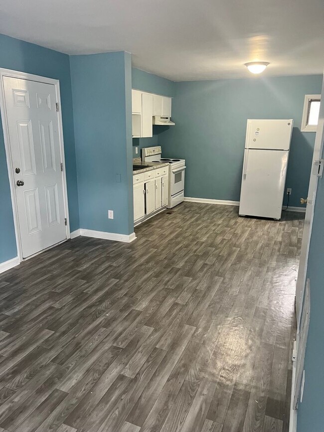 Building Photo - 10 Fisher Pl Unit B Rental