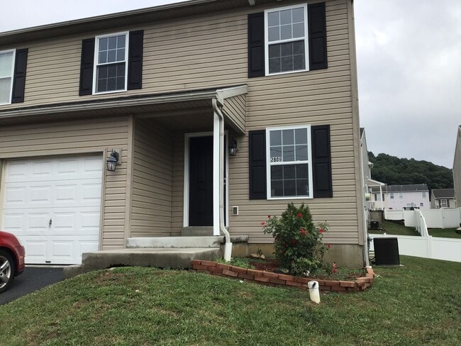 Building Photo - Lovely Muhlenberg townhome!