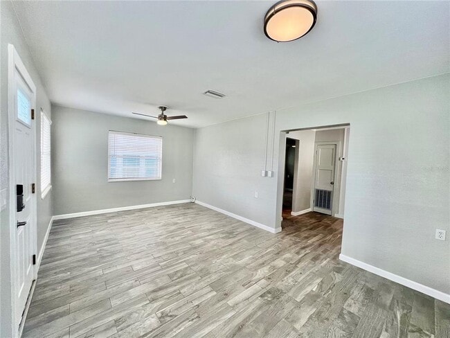 Photo - 107 W Minnehaha St