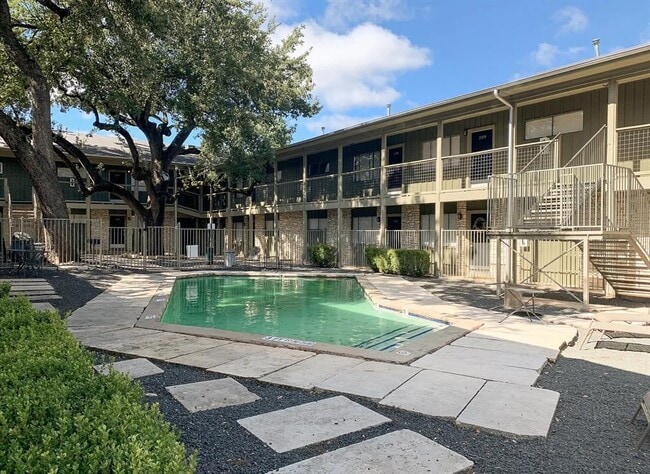 Building Photo - 2303 East Side Dr Unit 220