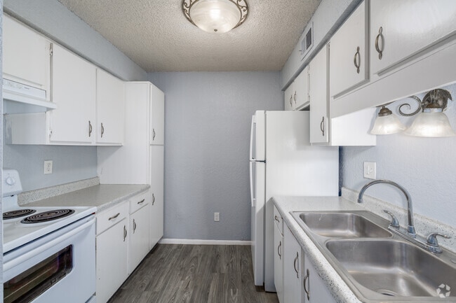 2BR, 1BA - 925SF - Kitchen