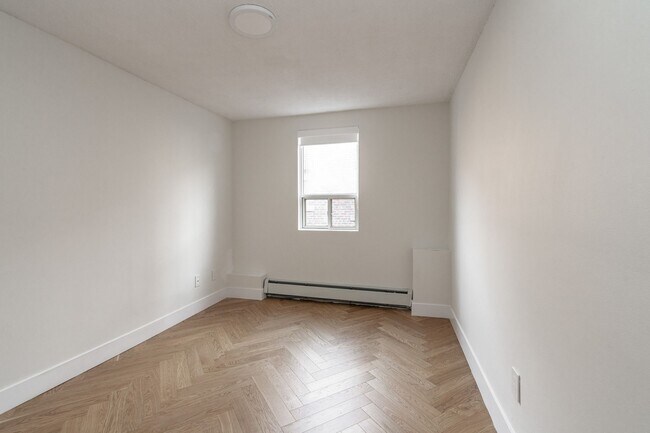 Photo - 3010 Queen St E