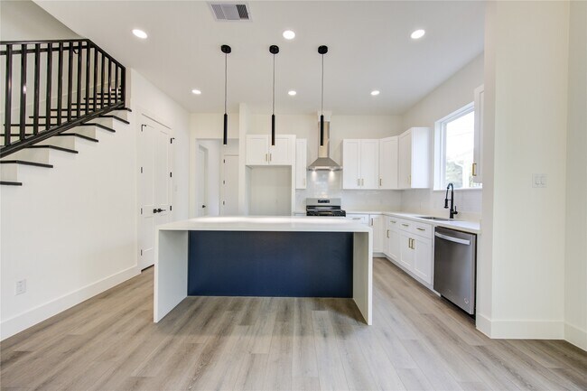 Photo - 3639 Rebecca St