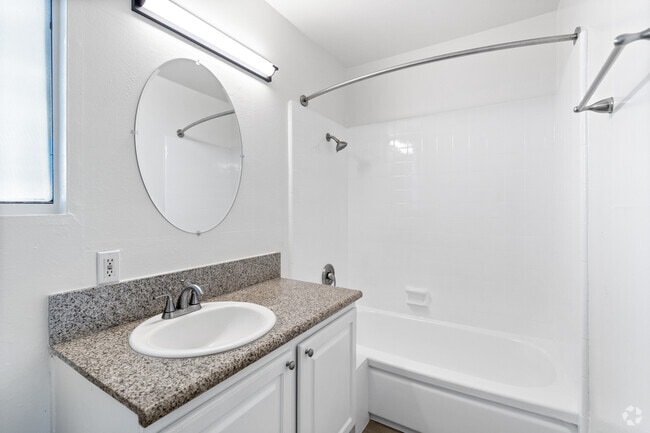 2BR, 1.5BA - 850SF - Main Bathroom