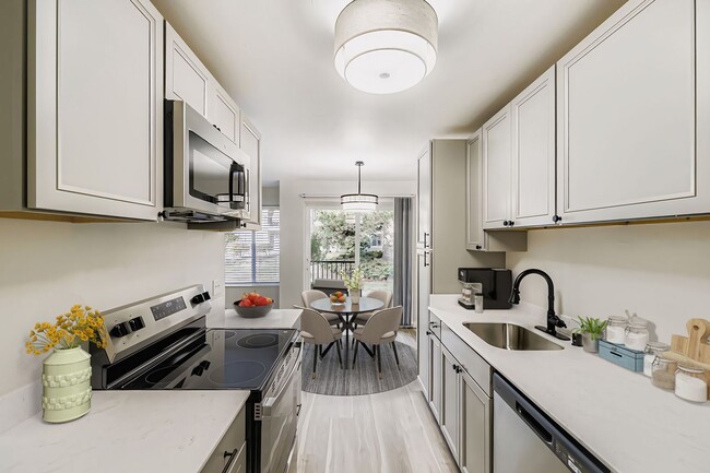 Building Photo - Beautifully Renovated 1 & 2 Bedroom Apartments in Lynnwood!