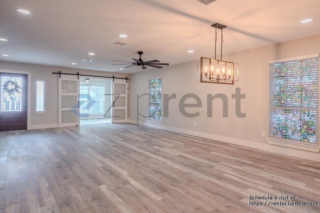 Photo - 722 Riveredge Dr