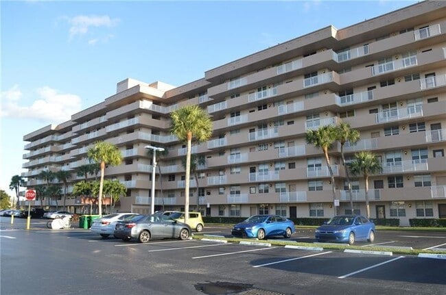 Building Photo - 250 Jacaranda Dr Unit 611