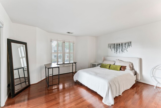 Photo - 2719 Selwyn Ave Unit 8