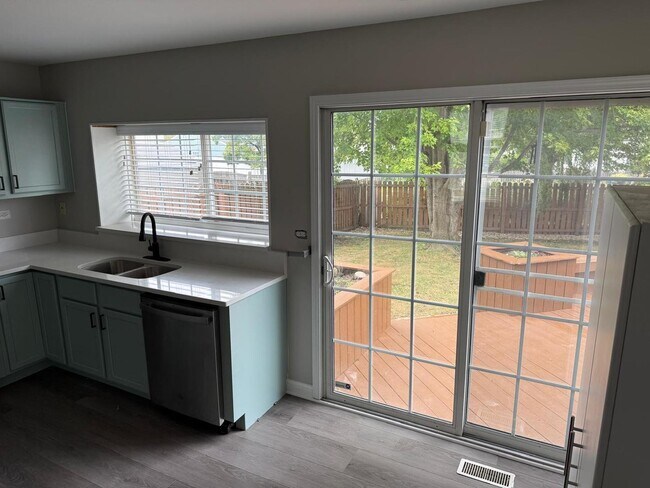 Photo - 3238 Gresham Ln E Casa