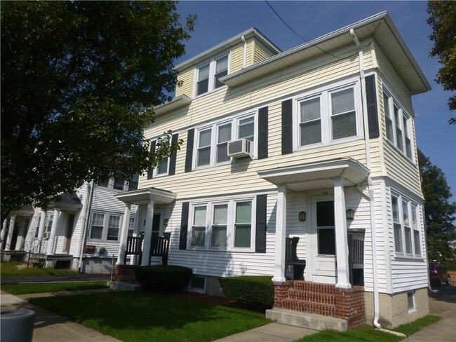 Building Photo - 112 Brewster St