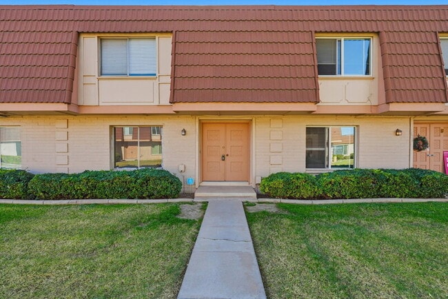 Photo - 1628 E Logan Dr