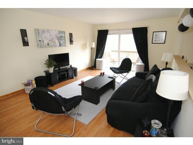 Building Photo - 606 Meadow Woods Ln Unit 606