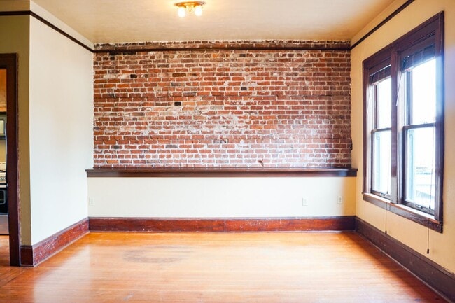 Spacious Vintage 1-Bed with Exposed Brick,... - Spacious Vintage 1-Bed with Exposed Brick,... Apartment Unit 04