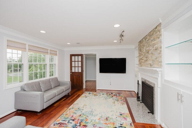 Photo - 2177 Chain Bridge Rd