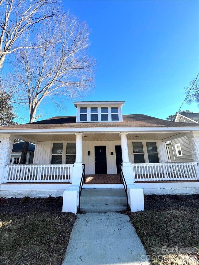 Building Photo - 711 S Jackson St Unit 203