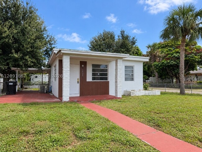 Building Photo - 1525 NE 154th St