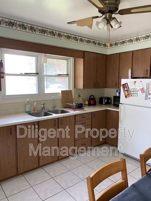 Photo - 186 Collison Ave