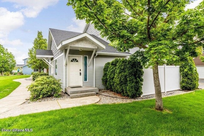 Building Photo - Beautiful Updated 3 Bedroom Condo with A/C, Garage & Fireplace in Forsythia Place!