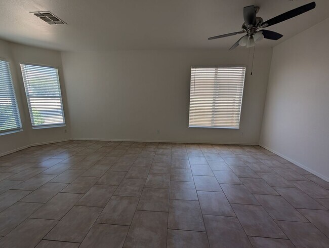 Photo - 3 Bedroom 2 Bathroom in Executive Palms Su...