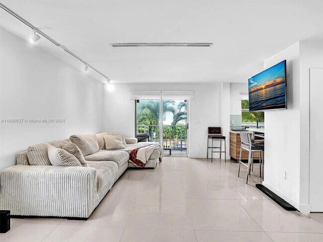 Living area - 750 Michigan Ave Unit 201
