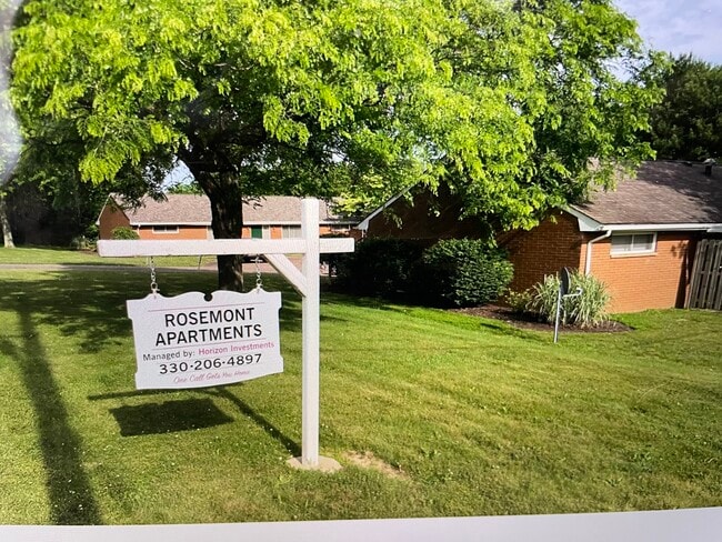 Building Photo - 1666 Rosemont Rd Unit 1666 Rental