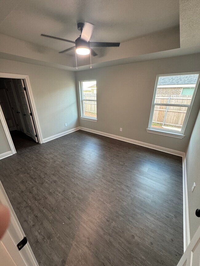 Photo - 341 Woodstock Ln