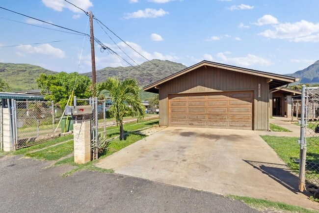 Building Photo - Three Bedroom Makaha Rental
