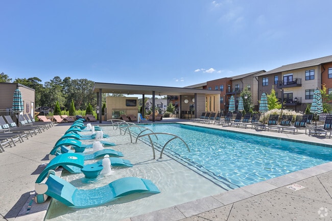 Área de piscina - The Village at Commonwealth