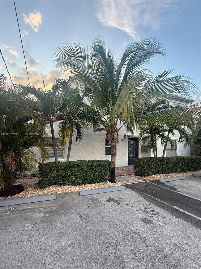 Building Photo - 2816 Pine Tree Dr Unit 2