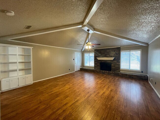 Photo - House Located Minutes From Parks, Shopping...