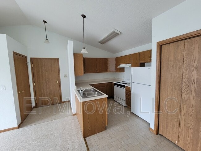 Building Photo - 619 Johnson St