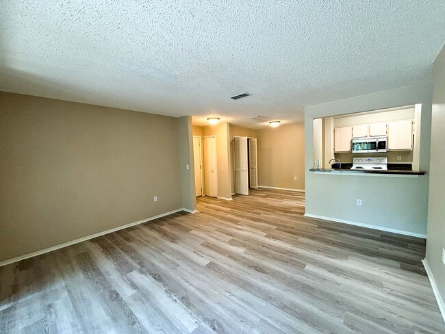 Photo - Windsor Park #523 - Pet Friendly!