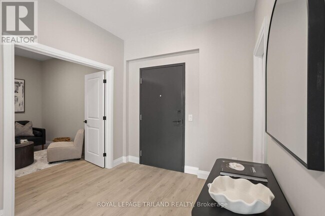 Photo - 33318 Richmond St