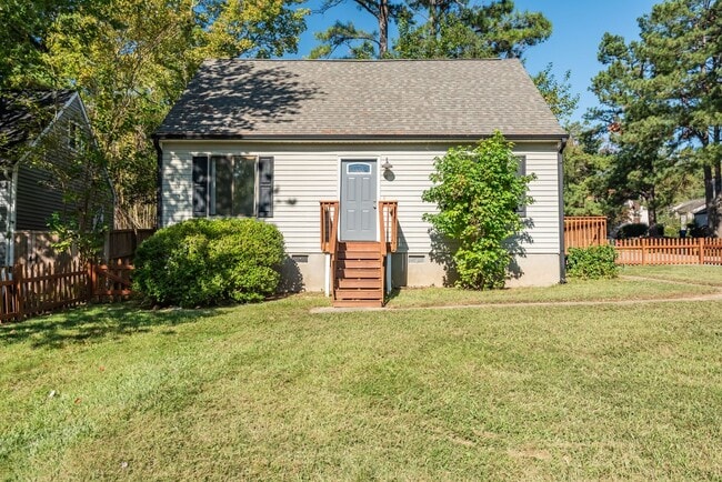 Building Photo - Charming 3 Bed/ 2 Bath home with large fenced in yard