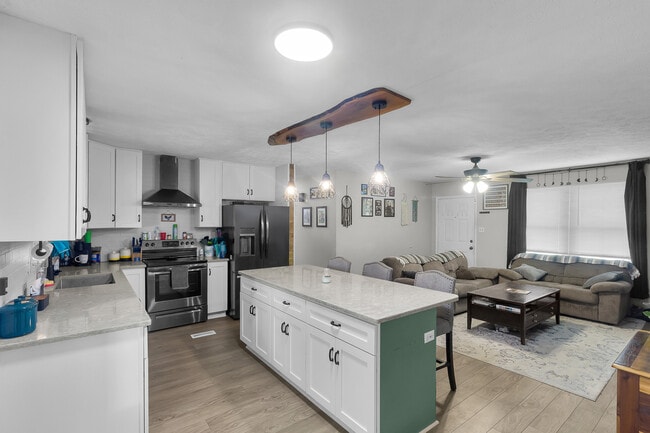 Photo - 529 W Grantham Rd