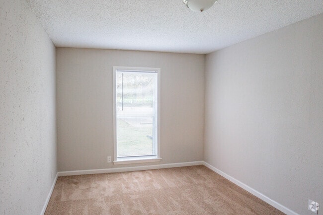 2BR, 1BA - 950SF - Secondary Bedroom