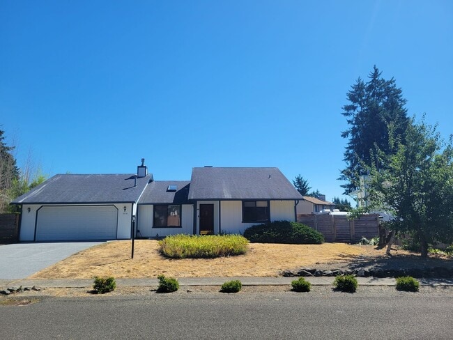 Building Photo - ? Spacious 3-Bedroom Rambler with Vaulted ... Rental