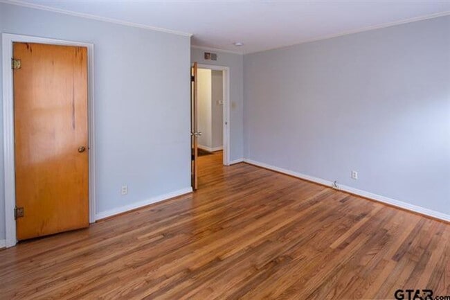 Photo - Sweet Cottage on Camellia!